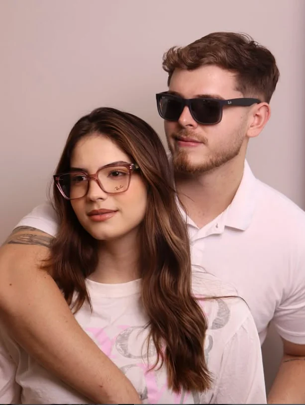 Casal apresentando modelos de óculos