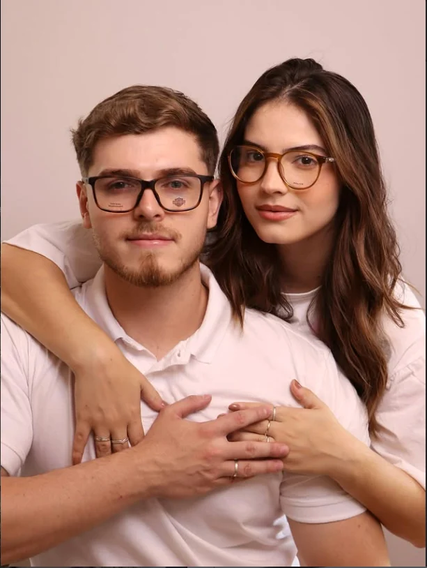 Casal usando óculos de grau e solar