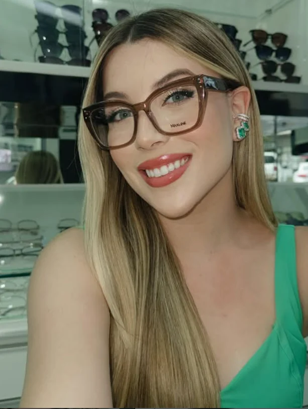 Modelo usando armação feminina de grau