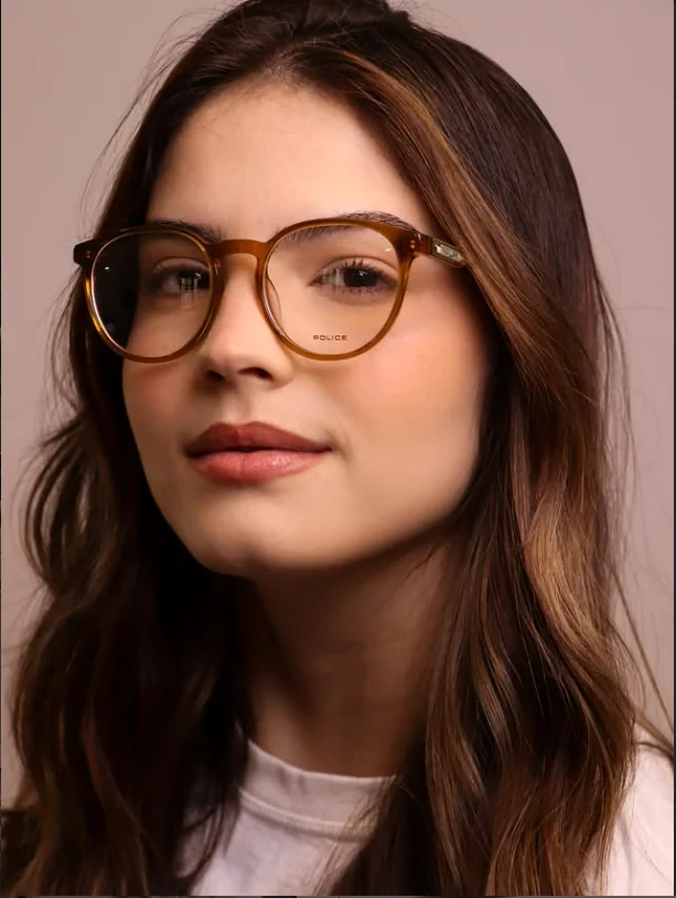 Modelo usando armação de grau marrom
