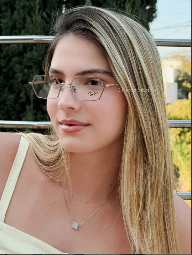 Cliente usando armação de grau da Óticas Silvano
